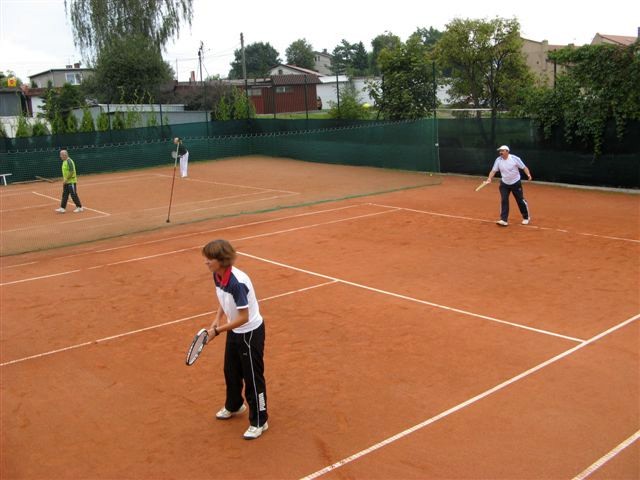 gra w tenisa - Bierun 2010 - kort klubowy - zdjecie_001
