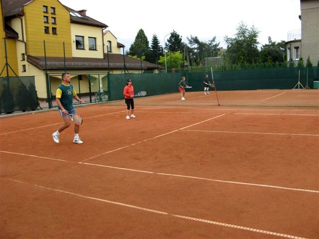 gra w tenisa - Bierun 2010 - kort klubowy - zdjecie_005