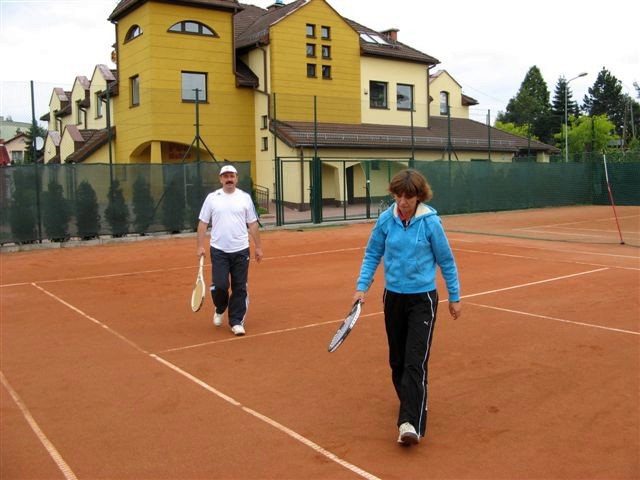 gra w tenisa - Bierun 2010 - kort klubowy - zdjecie_008